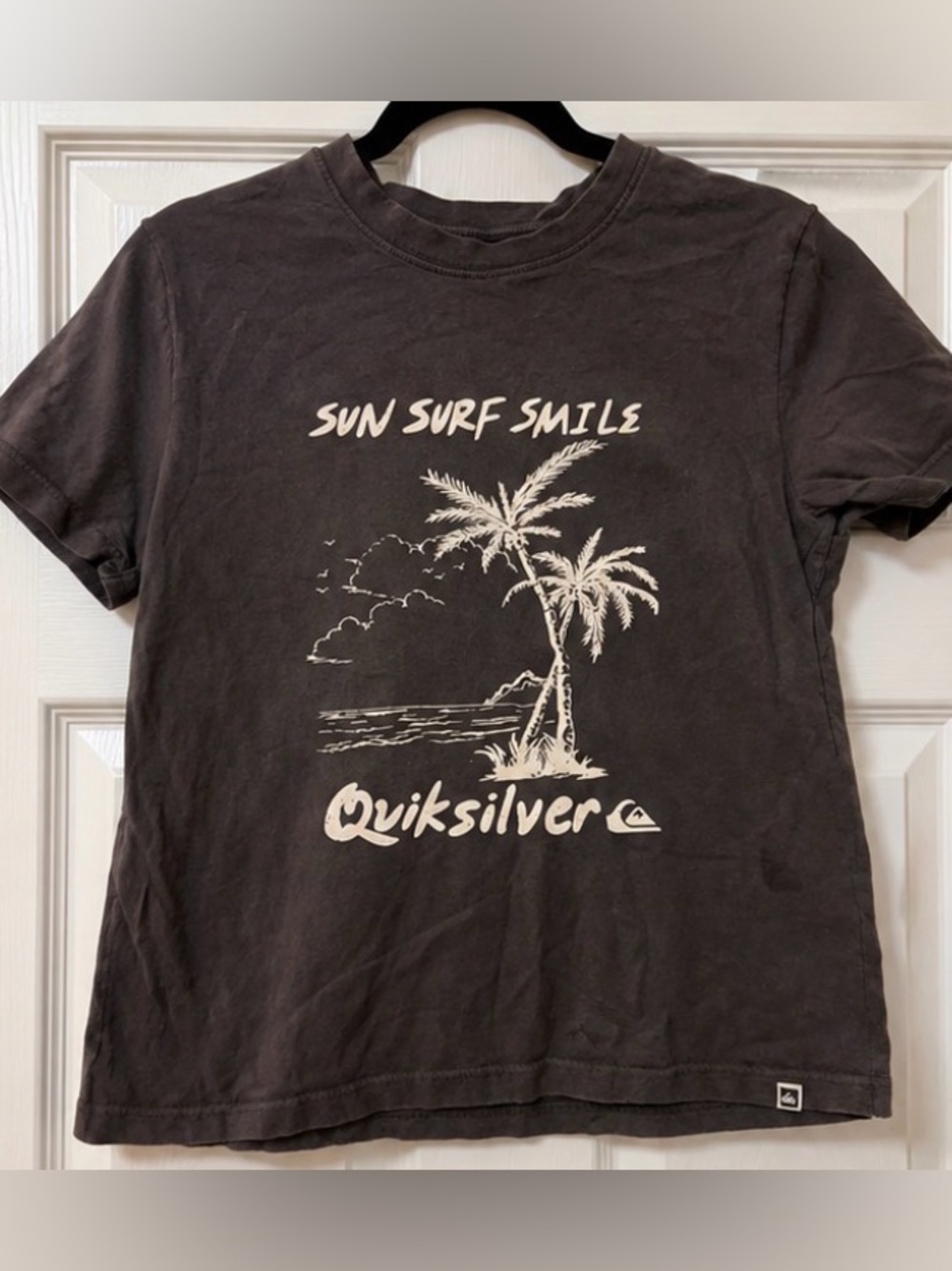 Quiksilver Sun Surf Smile Graphic Tee – Women’s Small – Brown Beach Graphic